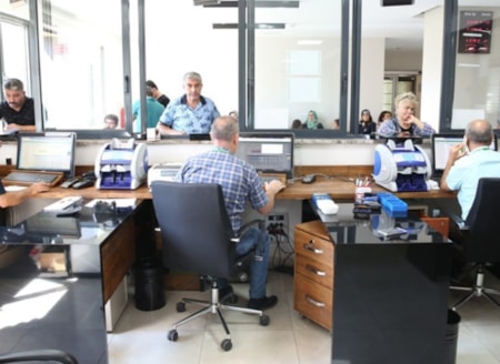 Her 2 kişiden 1’i borç batağında10 yılda 44.5 milyon vatandaş borca mahkum oldu. Yasal takipte olup tahsilatı süren kişi sayısı 4.4 milyona çıkarken icra dosyaları 25.9 milyona dayandı.