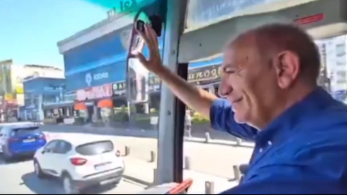 Figüran skandalının kahramanı Gürsel Tekin bu kez otobüsten vatandaşları selamladı
