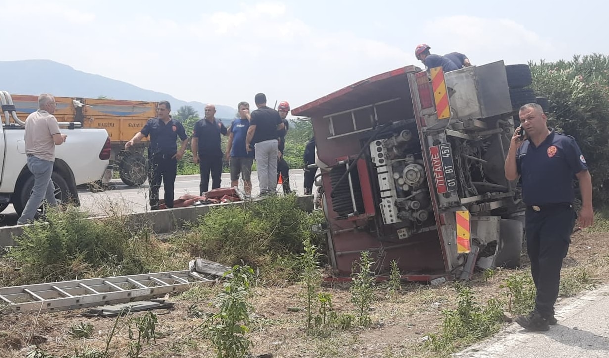 Ceyhan'da yangın ihbarına giden itfaiye aracı devrildi: 3 yaralı