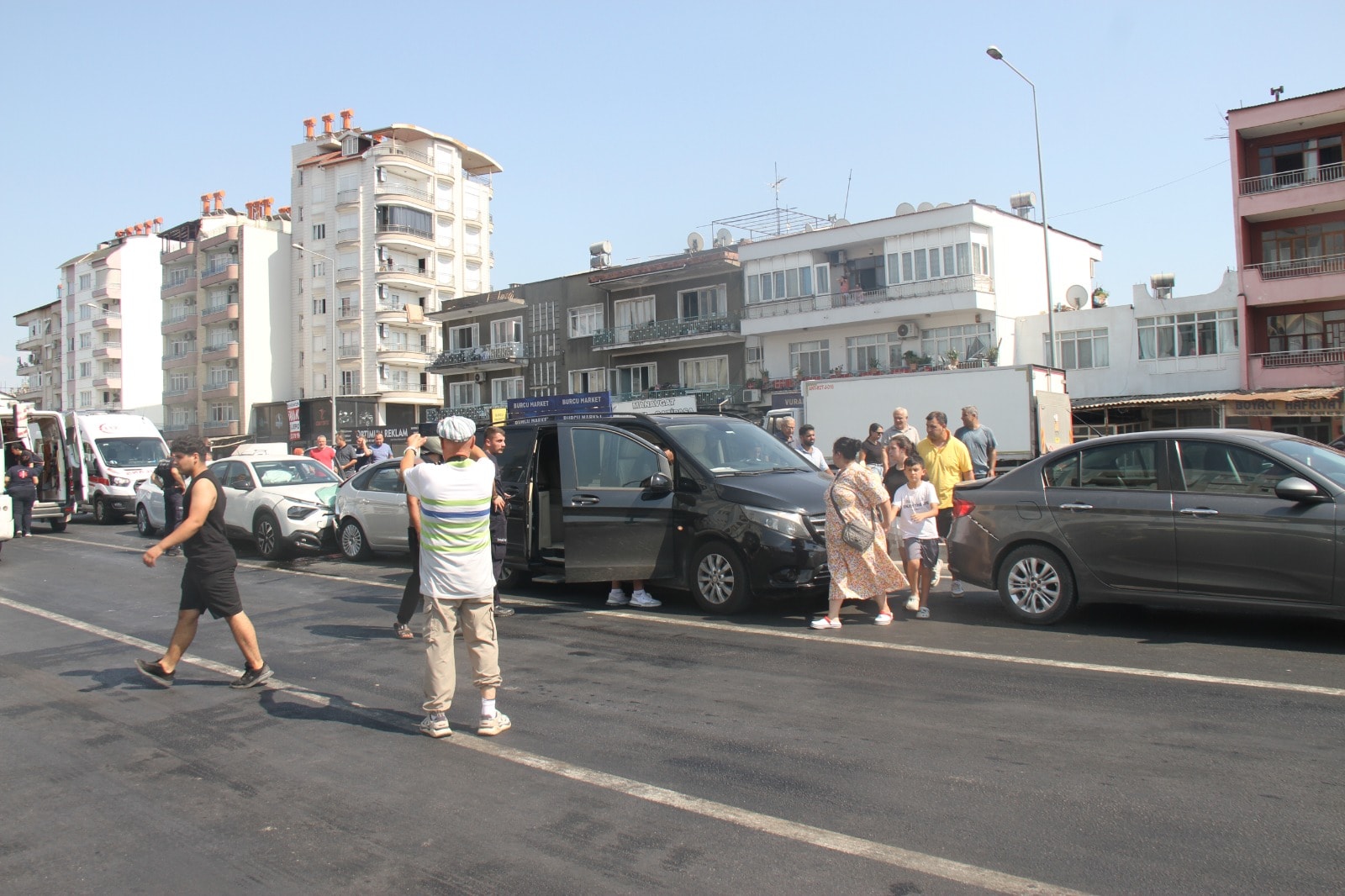 Kırmızı ışıkta zincirleme kaza; 6 kişi yaralandı