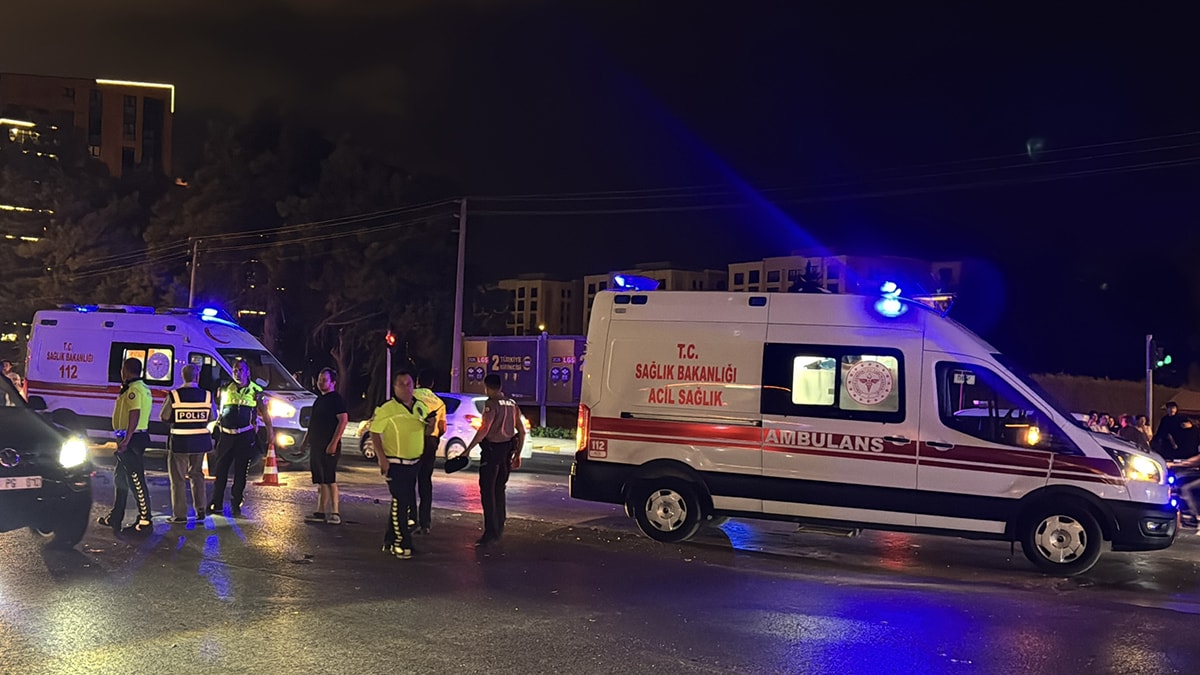 Yolun karşısına geçmeye çalışan 2 çocuğa araç çarptı: 1 ölü, 1 yaralı