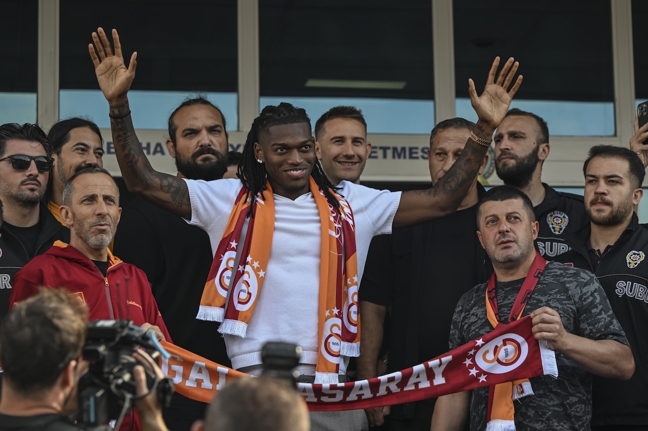 Galatasaray yeni yıldızına kavuştu! Coşkulu karşılama