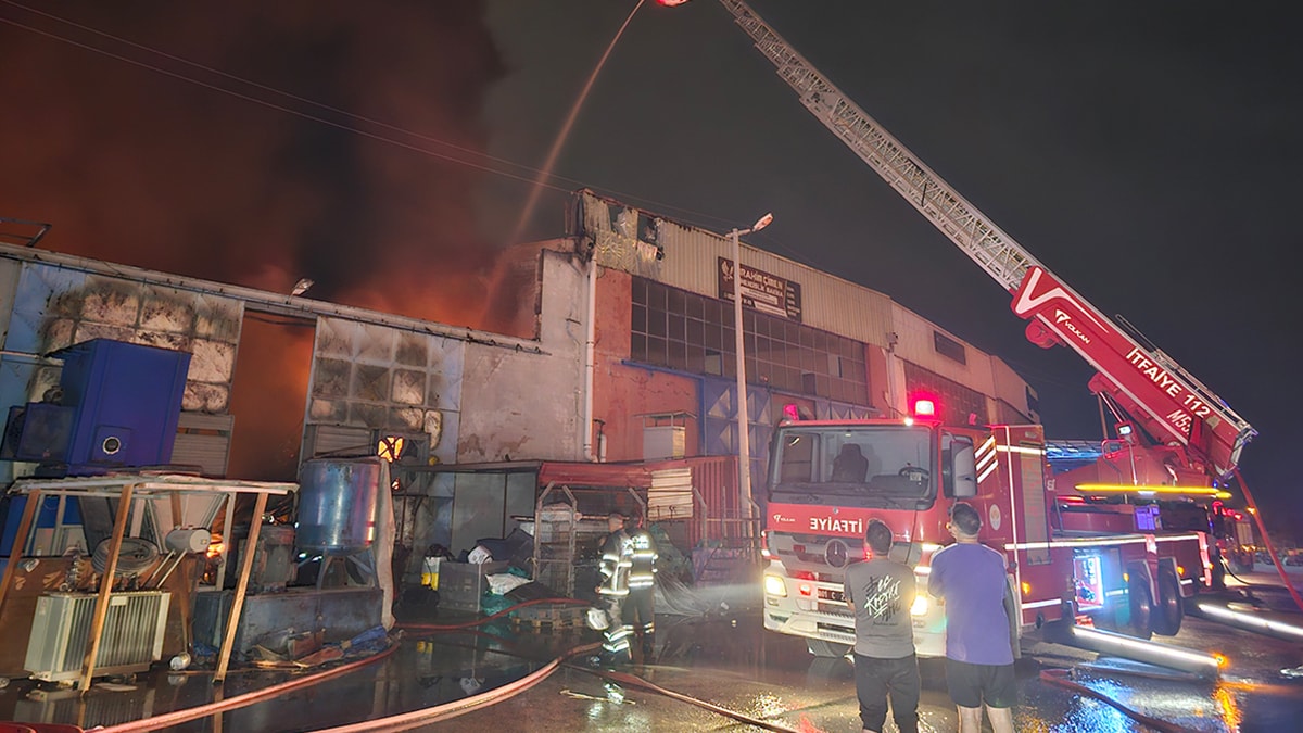 Adana’da kauçuk fabrikasında yangın: Çatı çöktü, kimyasal maddeler patladı