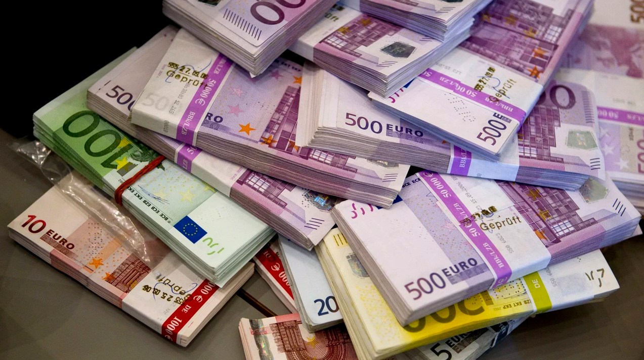 El koydukları Rusların parasını dağıtmaya başladılar