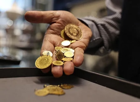 Dev banka altın alınacak rakam aralığını açıkladıİsviçre merkezli yatırım bankası UBS, ons altın fiyatlarında yaşanan geri çekilmeleri değerlendirdi. Banka, 4.000 dolar ve altındaki seviyelerin satış sinyali yerine yeni pozisyon açma fırsatı sunabileceğini belirterek 2027 yılı için hedefini açıkladı