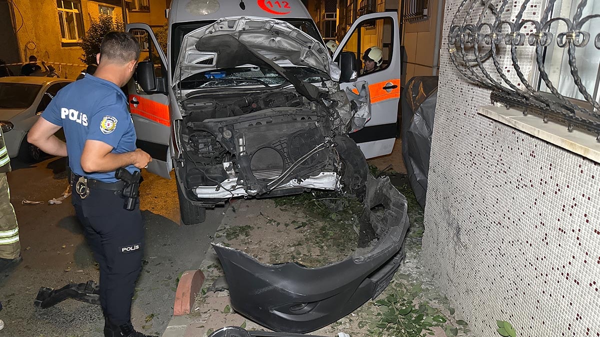 İstanbul'da hasta taşıyan ambulans ile otomobil çarpıştı: Sağlık çalışanları yaralandı