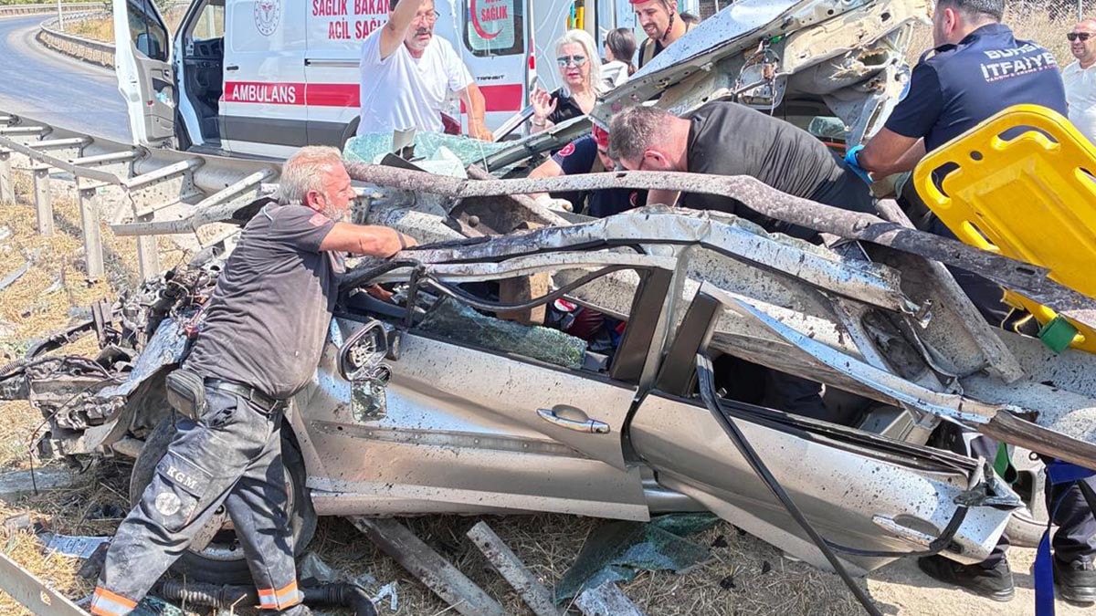 Bariyerlere çarpan otomobil demir yığınına döndü