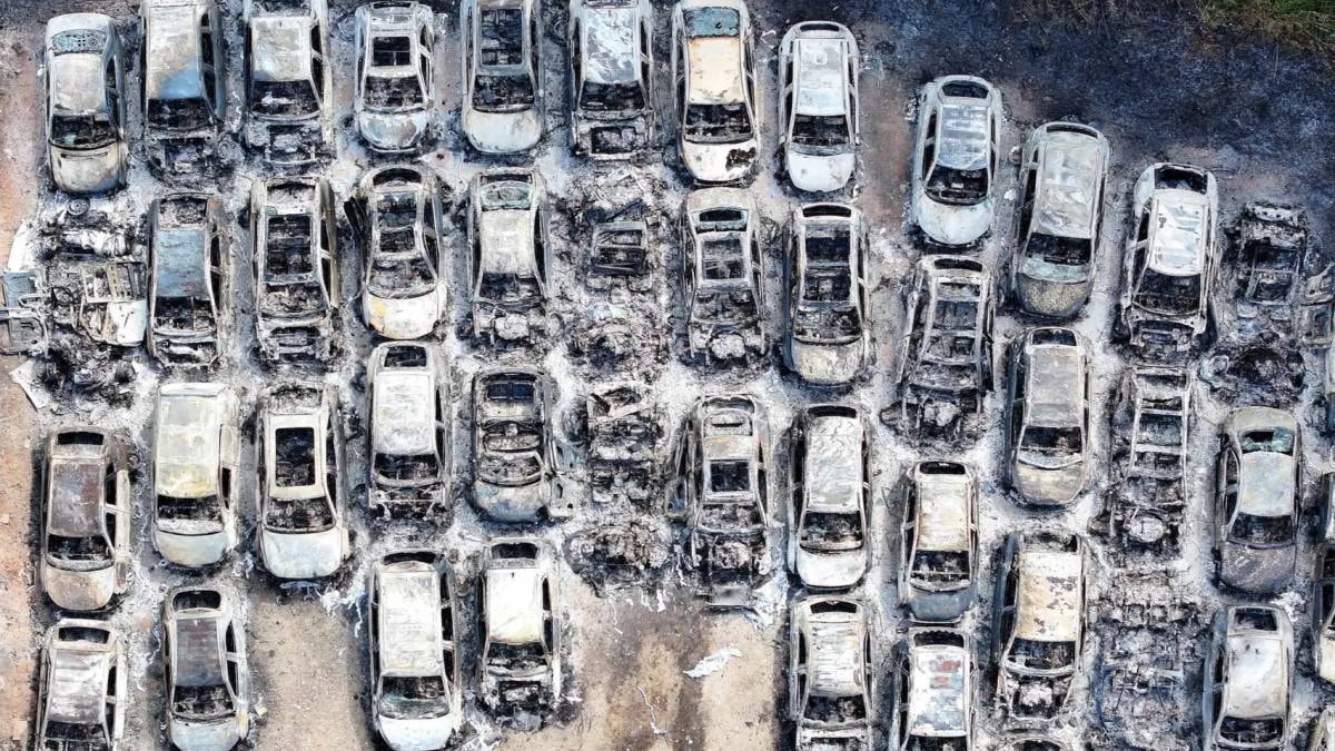 Otoparkta kundak şüphesi: 140 araç kül oldu