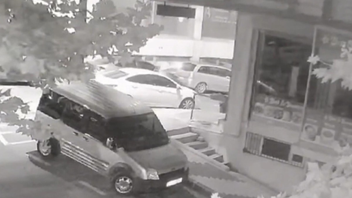 Arnavutköy'de iş yerine ateş açan 2 şüpheli yakalandı