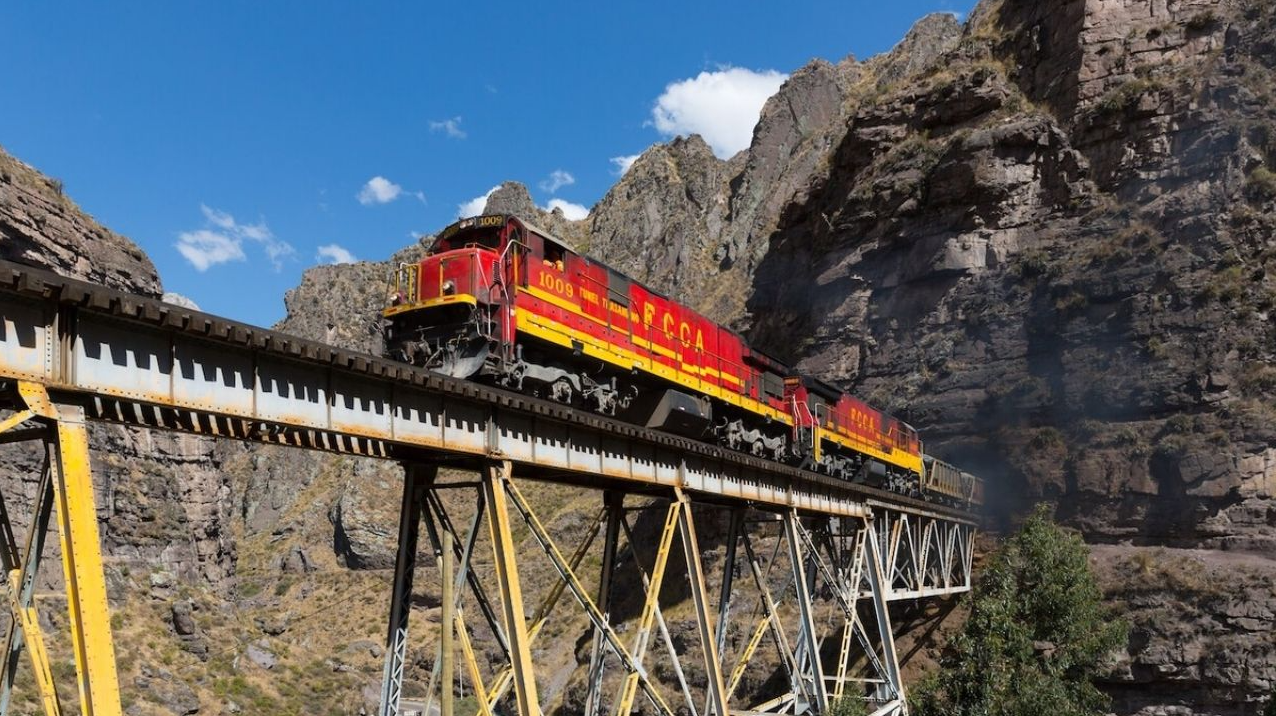 490 kilometrelik demiryolu hattı için 68 tünel ve 55 köprü inşa ettiler