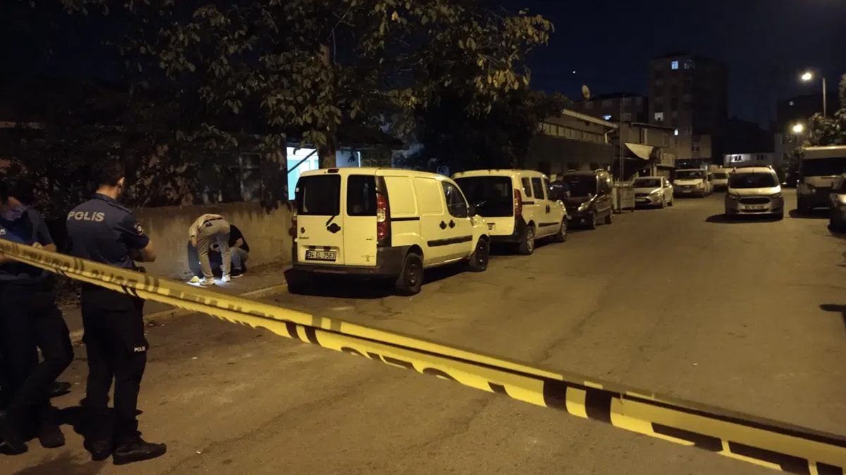 Ataşehir'de bir eve motosikletli ve kasklı saldırgan tarafından silahlı saldırı