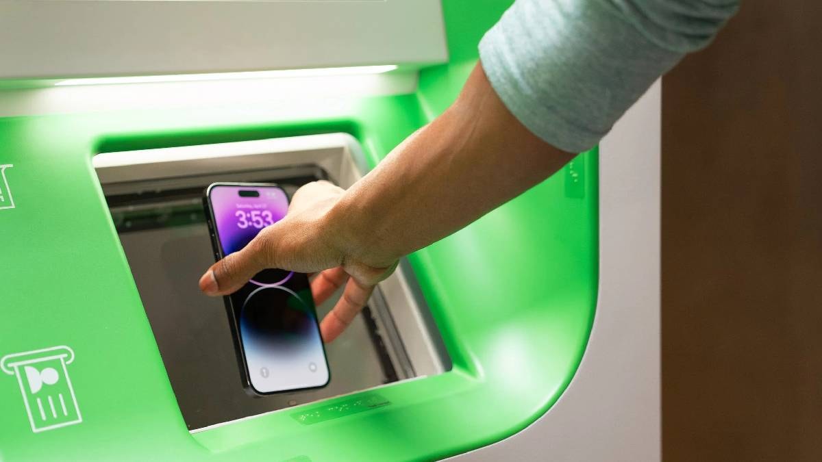 ATM'ler artık telefon satın alıyor: Eski cihazını koyan anında nakit parasını alıyor
