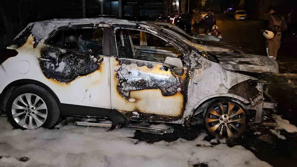 Otomobil galerisinde yangın: 3 araç kullanılamaz hale geldi