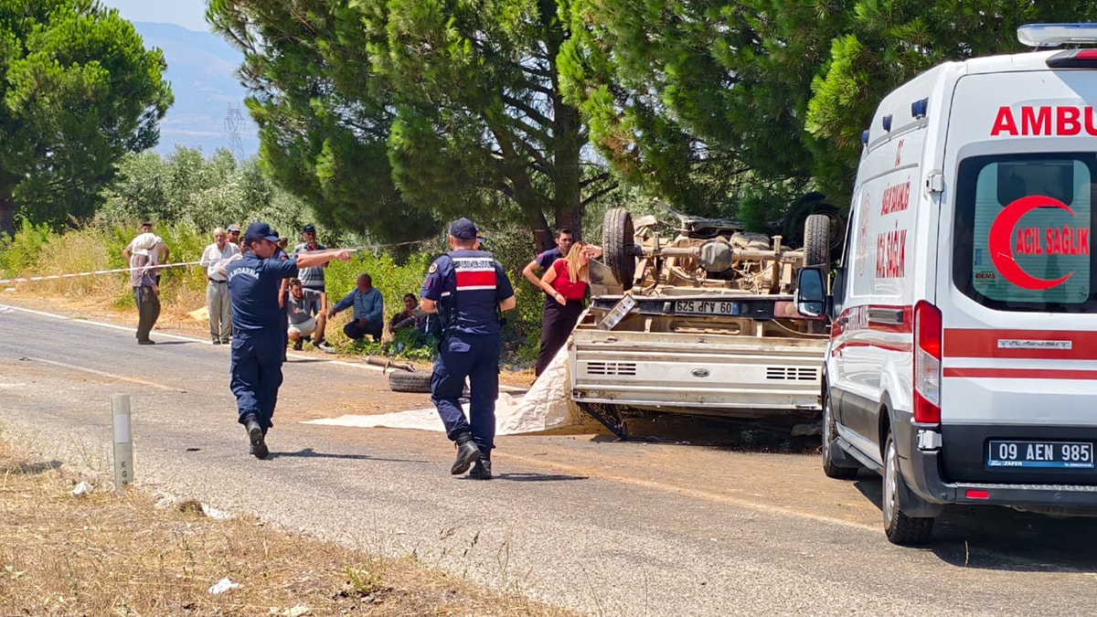 Kamyonet devrildi, 3 kişi hayatını kaybetti