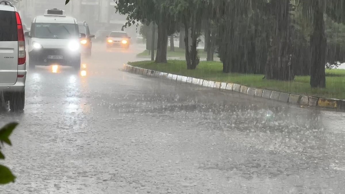 Kenti sağanak vurdu, yollar suyla doldu