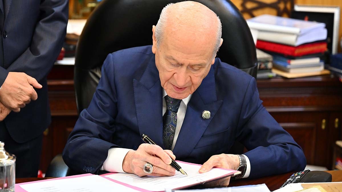 MHP'de sürpriz fire! Açılım yasasına imza atmayan milletvekili ortaya çıktı
