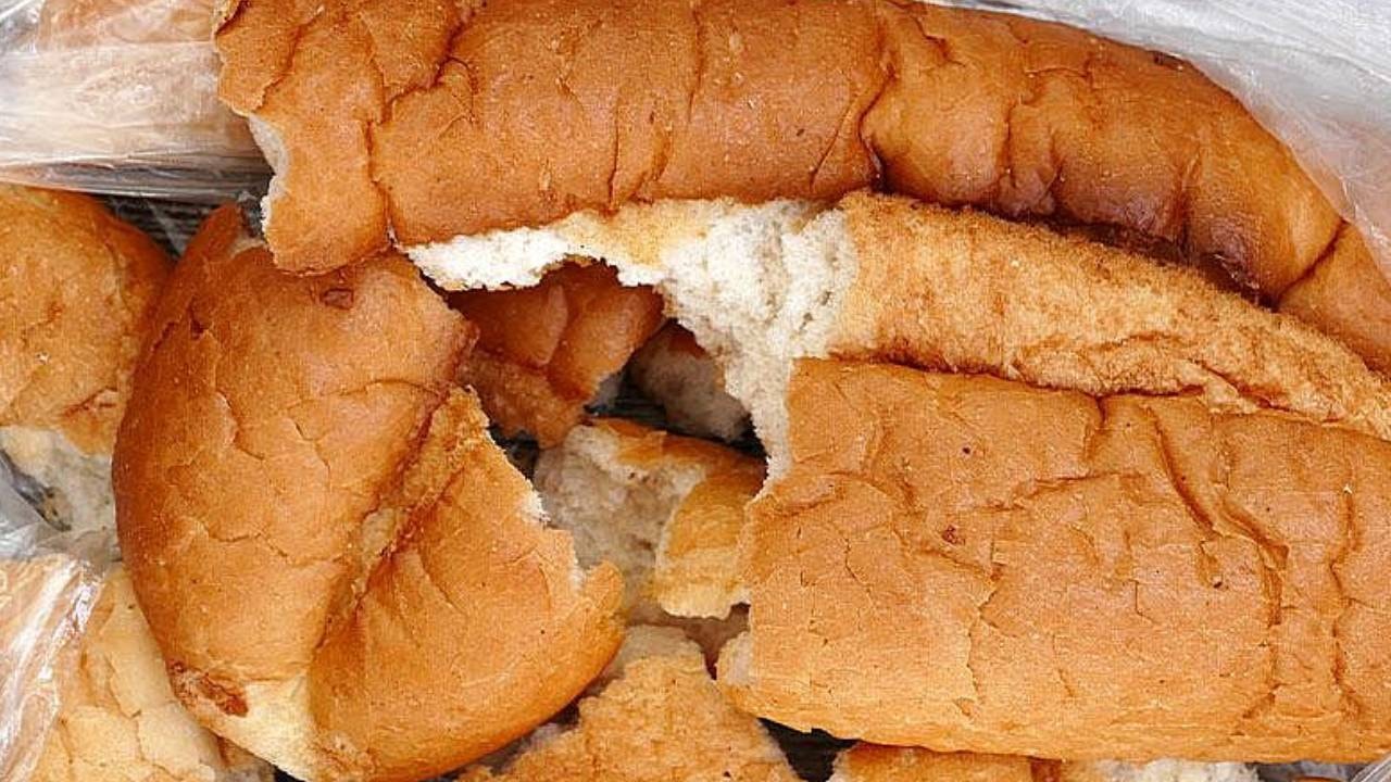 40 yıllık fırıncıların gizli hilesi: Taş gibi bayat ekmeği 2 saniyede taze yapan yöntem