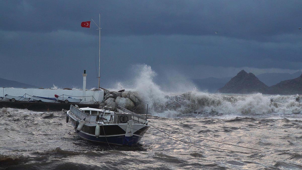 Bodrum ve Fethiye için fırtına alarmı: Feribot seferleri iptal edildi