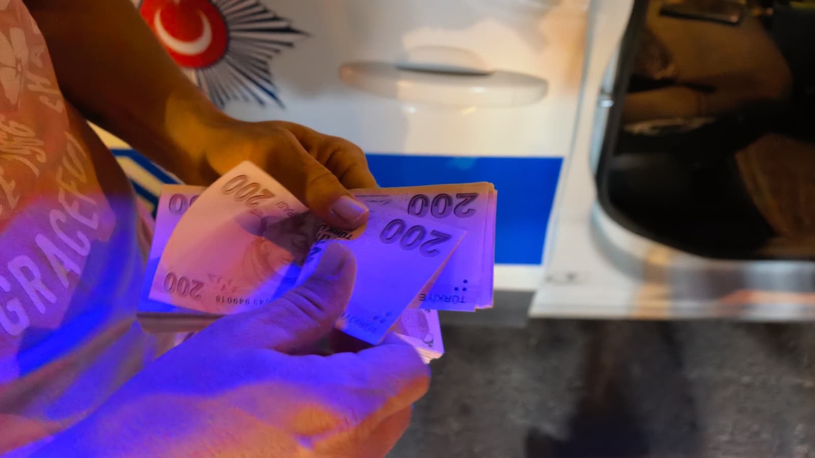 Aracın üzerinde bulduğu 30 bin TL'yi polise teslim etti