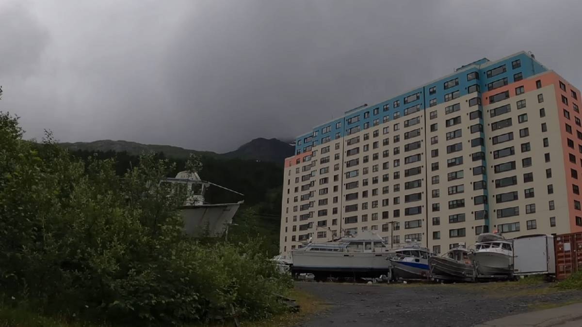 Bütün şehir bu binada yaşıyor: İçinde karakolundan okuluna her şey var