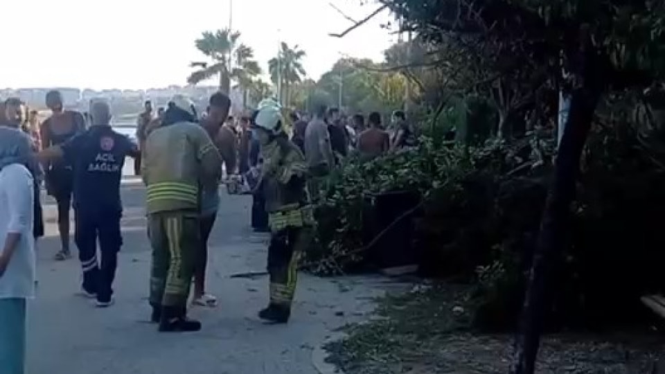 Büyükçekmece'de toprak kayması! Mahsur kalanlar var