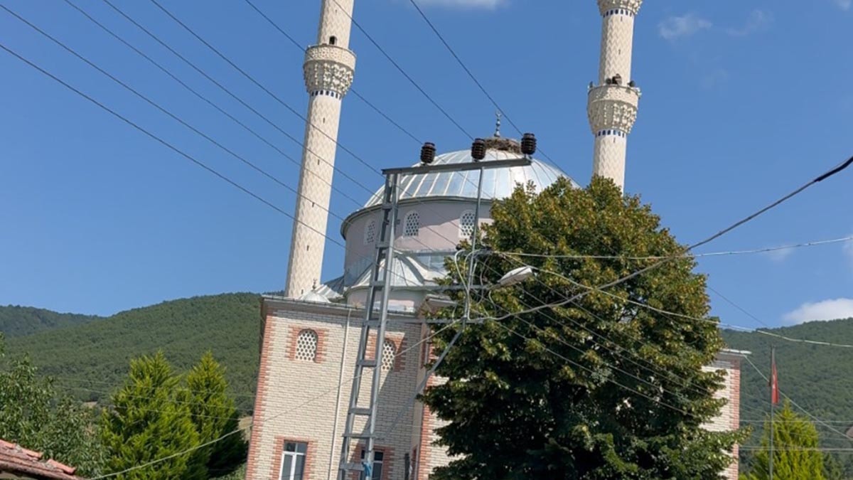 Cami hoparlöründen yükselen ses köylüleri şaşkına çevirdi