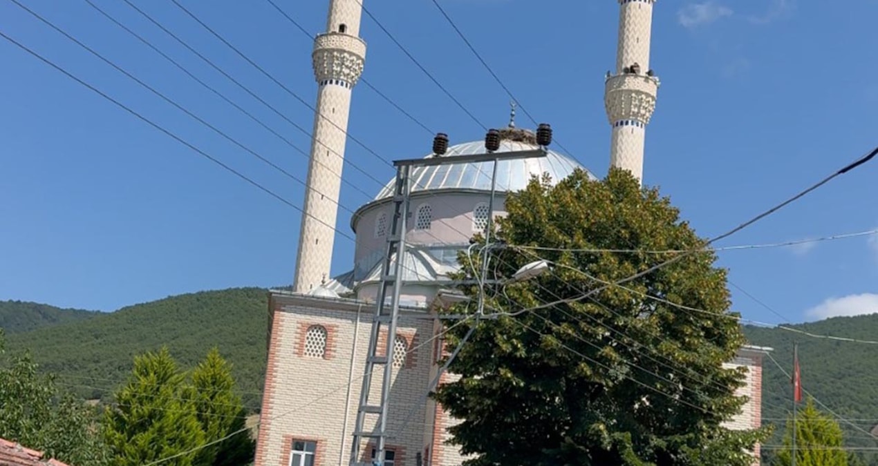 Cami hoparlöründen yükselen ses köylüleri şaşkına çevirdi