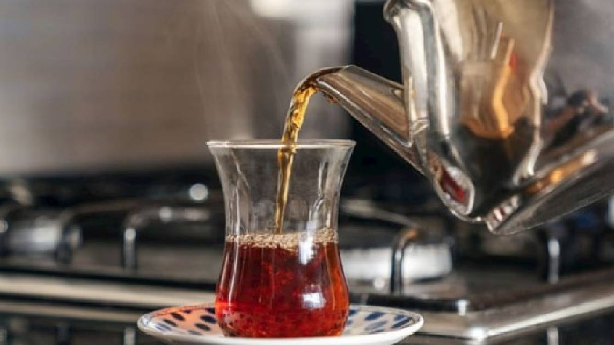 Yıllardır yanlış demliyormuşuz: Demliğe 1 tane atınca fark ortaya çıkıyor