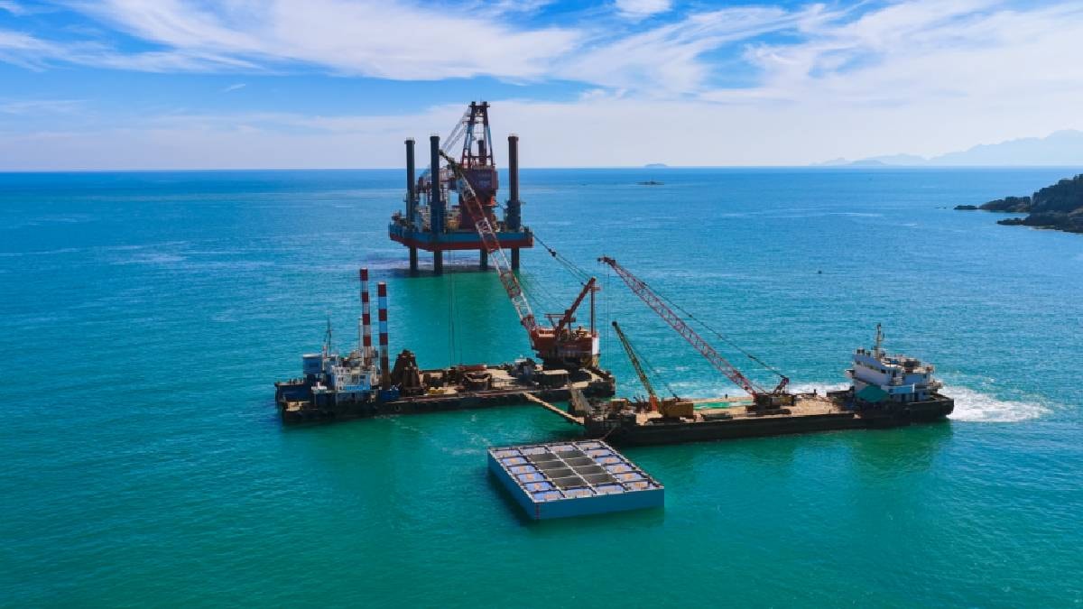 Denizin altına 119 bin tonluk dev duvar örülüyor: 5 katlı bloklar tek tek batırıldı