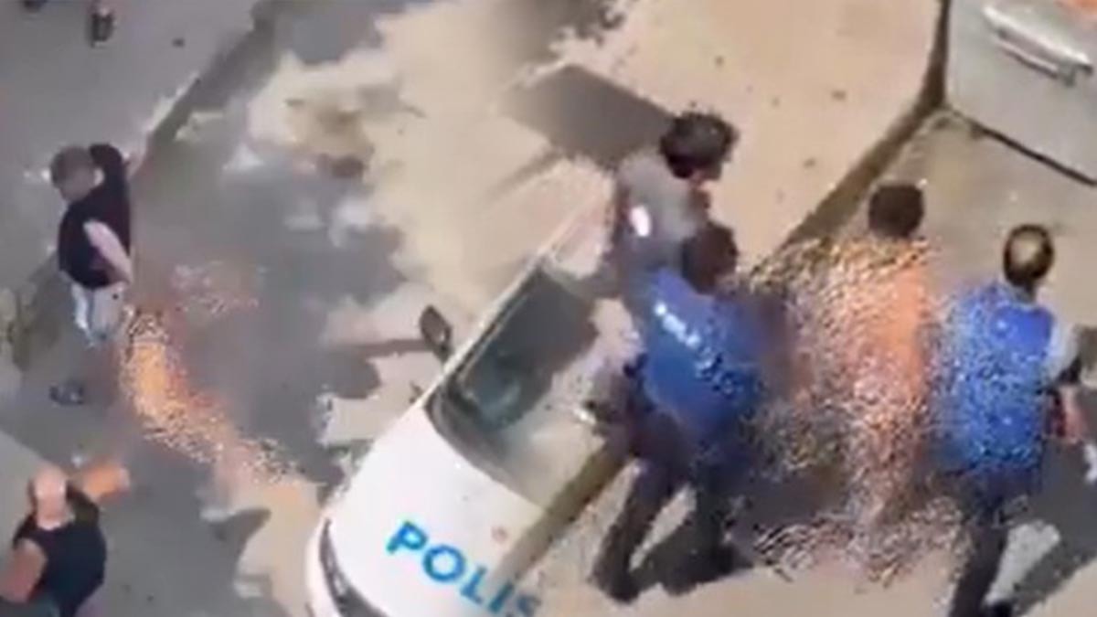 Çıplak şahıs ortalığı birbirine kattı: Polis aracını da tekmeledi