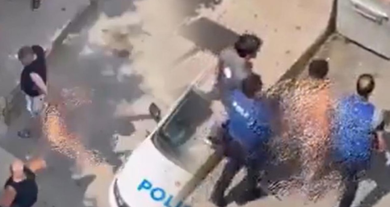 Çıplak şahıs ortalığı birbirine kattı: Polis aracını da tekmeledi