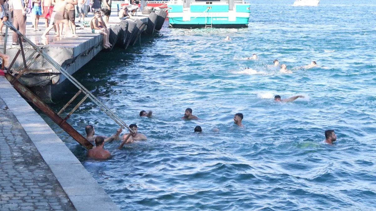 İstanbul'da 30 derece sıcakta Bebek Sahili'ne yoğun ilgi