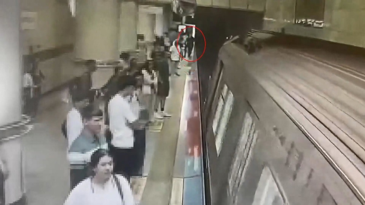 İstanbul'da korku dolu dakikalar! Görme engelli Enes'in raylara düştüğü anlar ortaya çıktı
