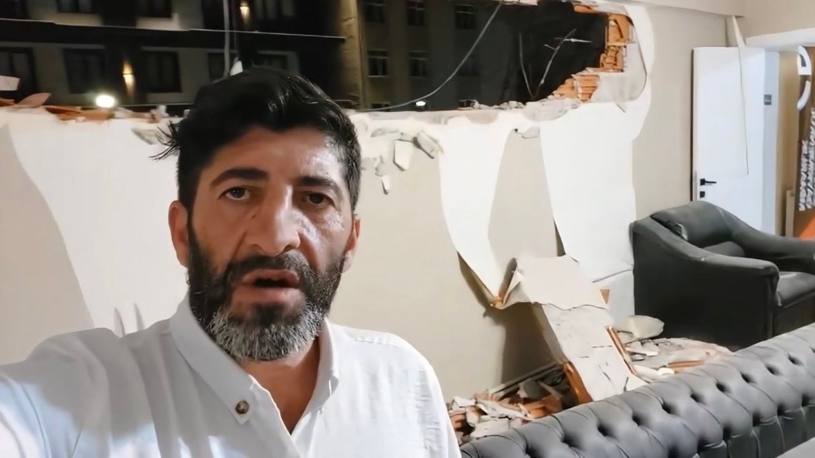 İstanbul'da akıllara zarar olay: Koltukta uzanırken duvar üzerine yıkıldı!