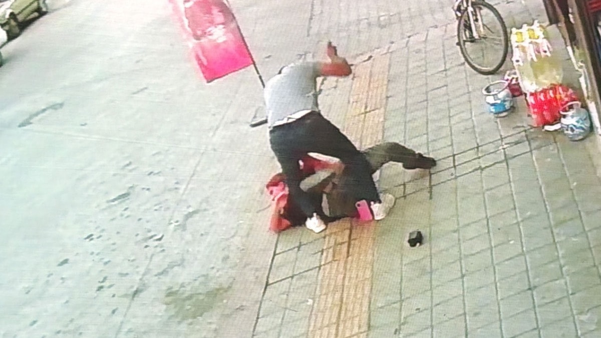 Eski eş dehşeti: Sokak ortasında defalarca bıçakladı