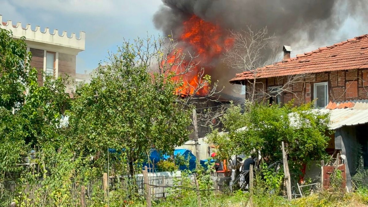 Sakarya'da ahşap ev yangını: Ev kullanılamaz hale geldi