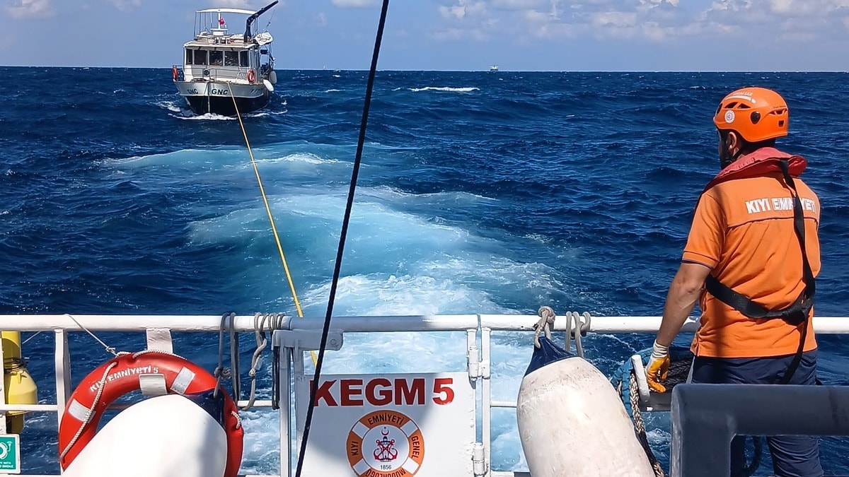 Boğaz'da makine arızası yaşayan tekne kurtarıldı
