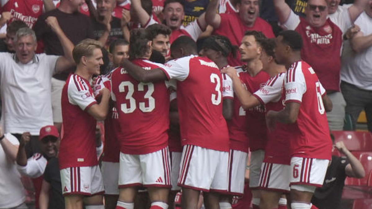 Arsenal, City'yi sahadan sildi! Kupayı müzesine götürdü