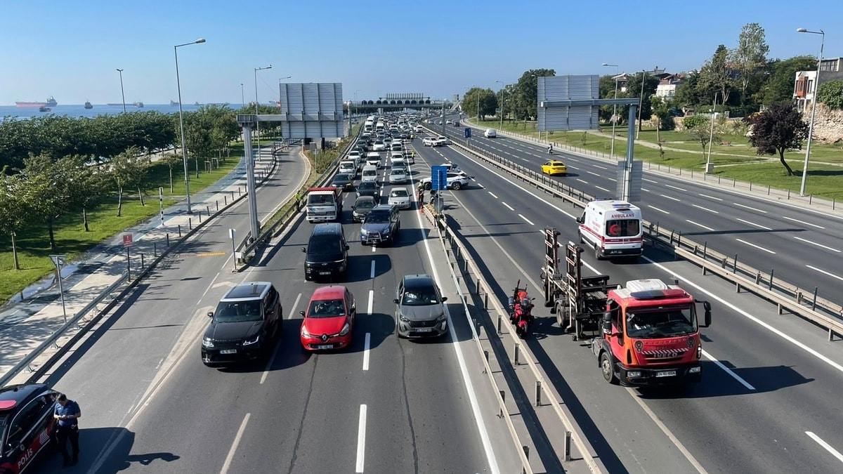 Fatih'te araç yangını: Sahil yolu trafiğe kapandı