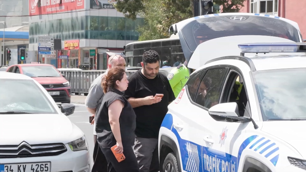 Hastane yolunda tansiyon yükseldi! Geri manevra yaparken taksiye çarpan çift ile şoför birbirine girdi