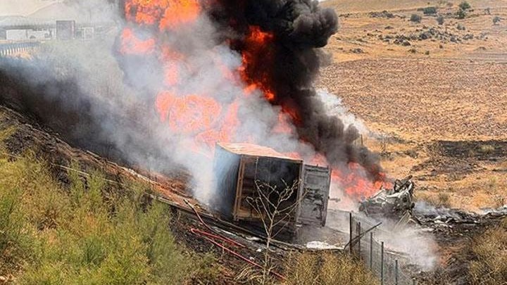 Devrilen yağ yüklü TIR alev alev yandı, sürücüsü hayatını kaybetti