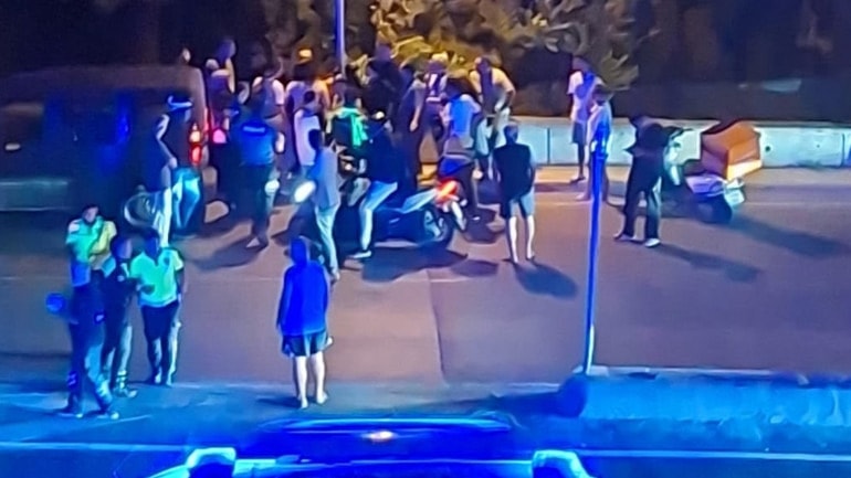 Büyükçekmece'de korkunç ölüm! Karşıya geçmeye çalışan kadına 2 araç birden çarptı!