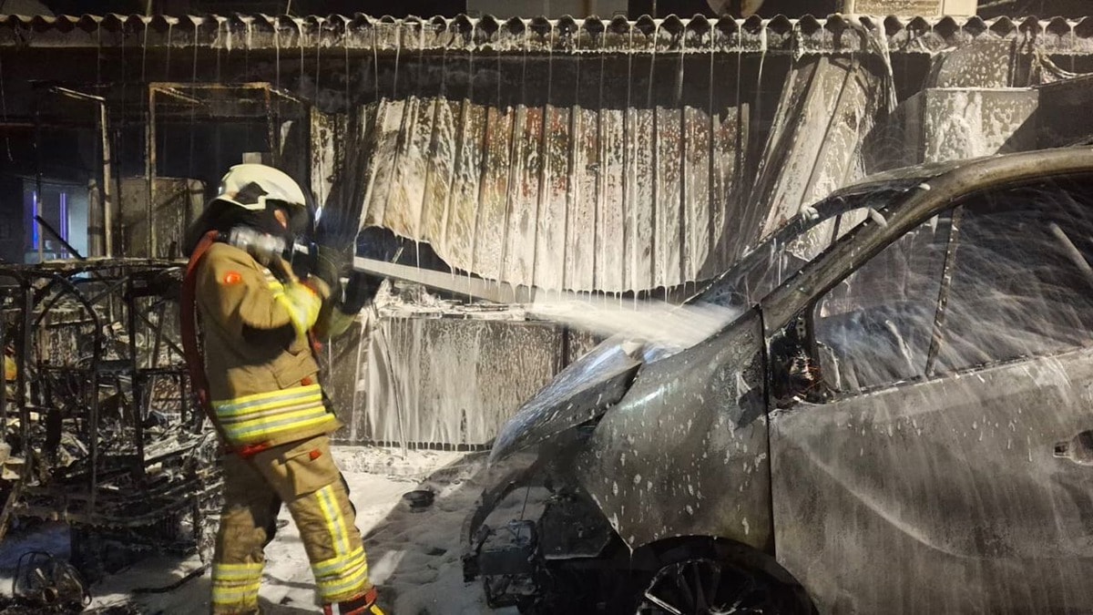 Sanayi sitesinde çıkan yangında 2 araç kullanılamaz hale geldi