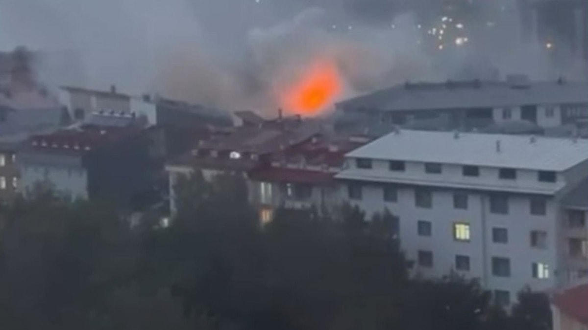 5 katlı binanın çatısında korkutan yangın
