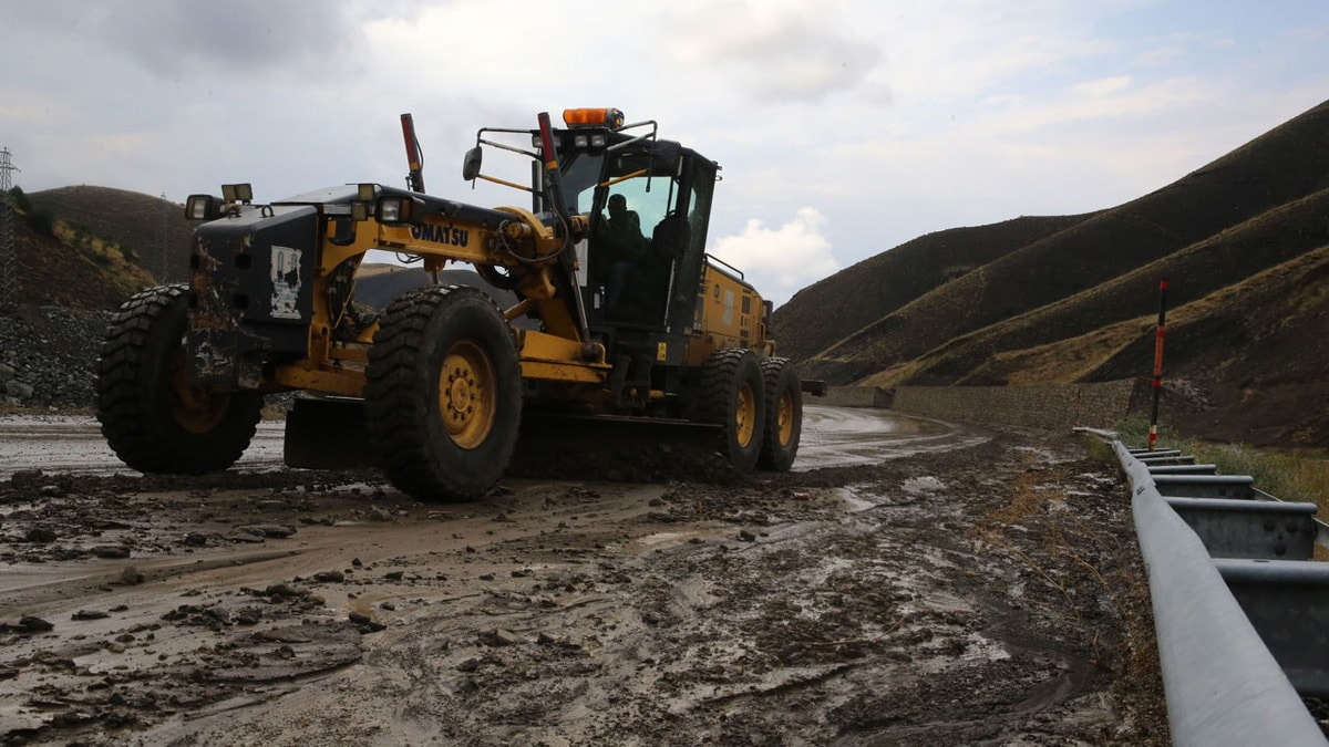 Erzurum-Bingöl yolunda heyelan: Trafik aksadı, temizlik başladı