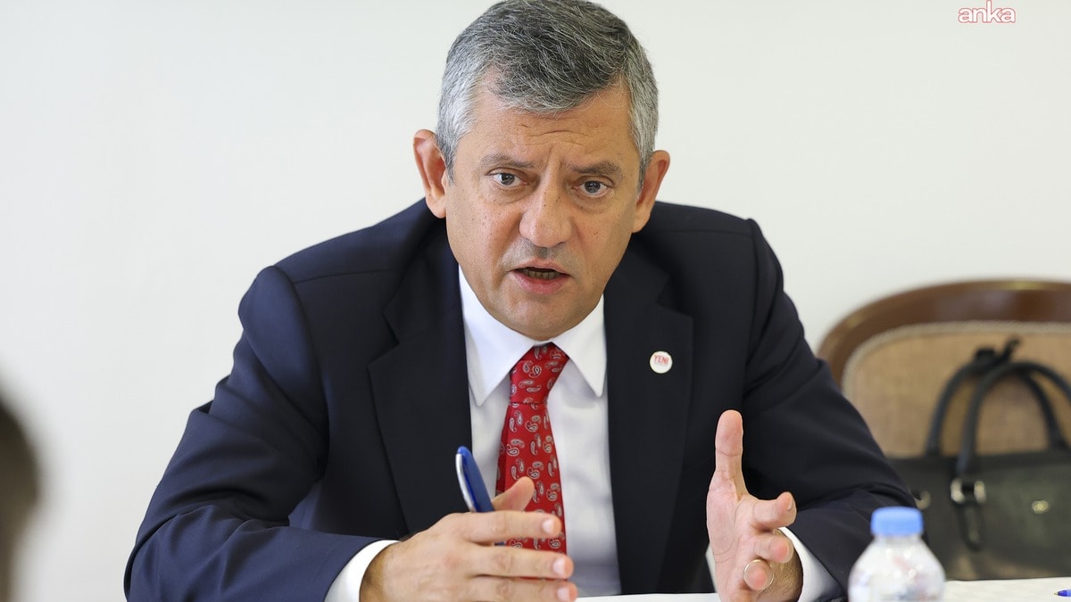 Özgür Özel ,YENİ Parti'nin sosyal medya hesaplarını duyurdu