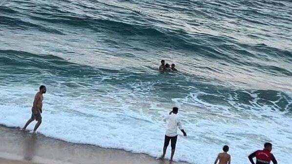 Arnavutköy'de kıyıda oturan adamı dalga yuttu!