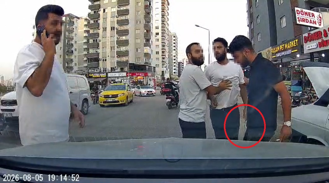 Trafikte gözü döndü! Yumruk attığı yetmedi, bir de üstüne testereyle kovaladı
