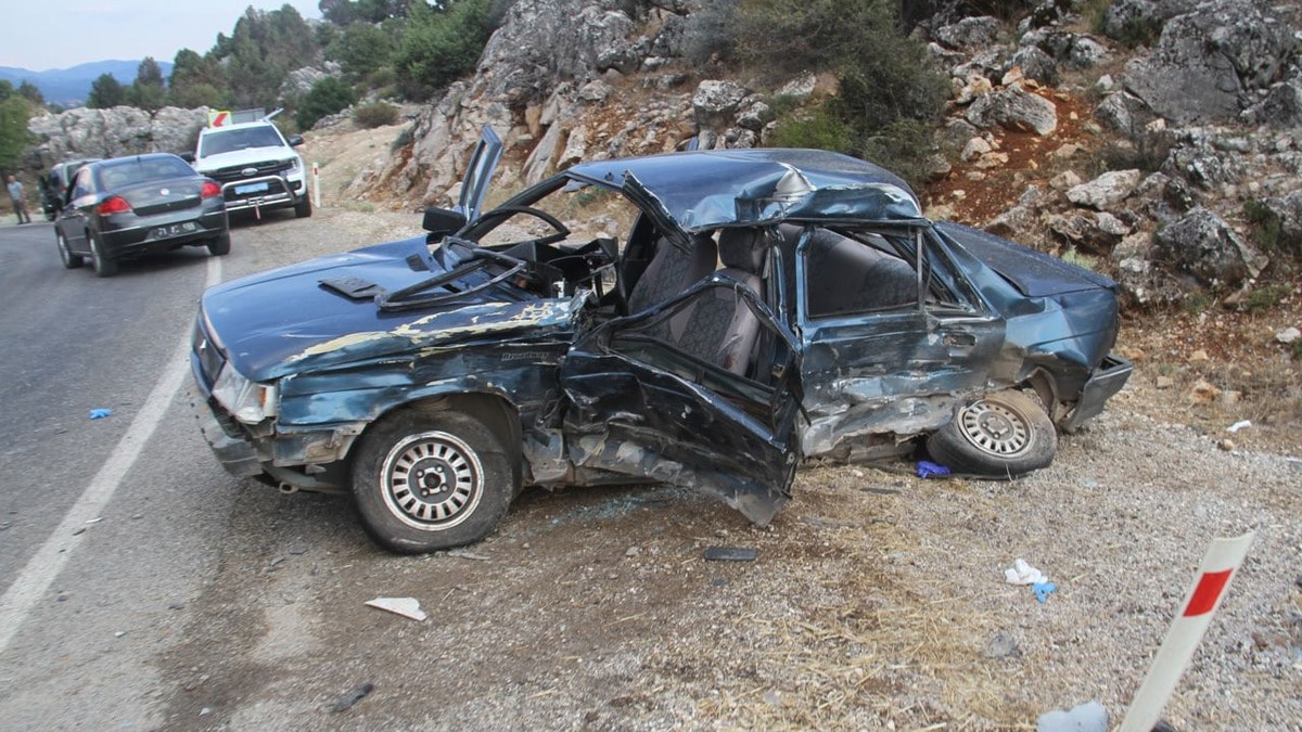 Tırın çarptığı araç hurdaya döndü: 1 ölü, 3 yaralı