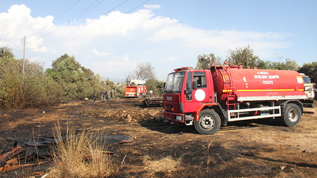 Antalya'da 4 mahallede otluk yangını
